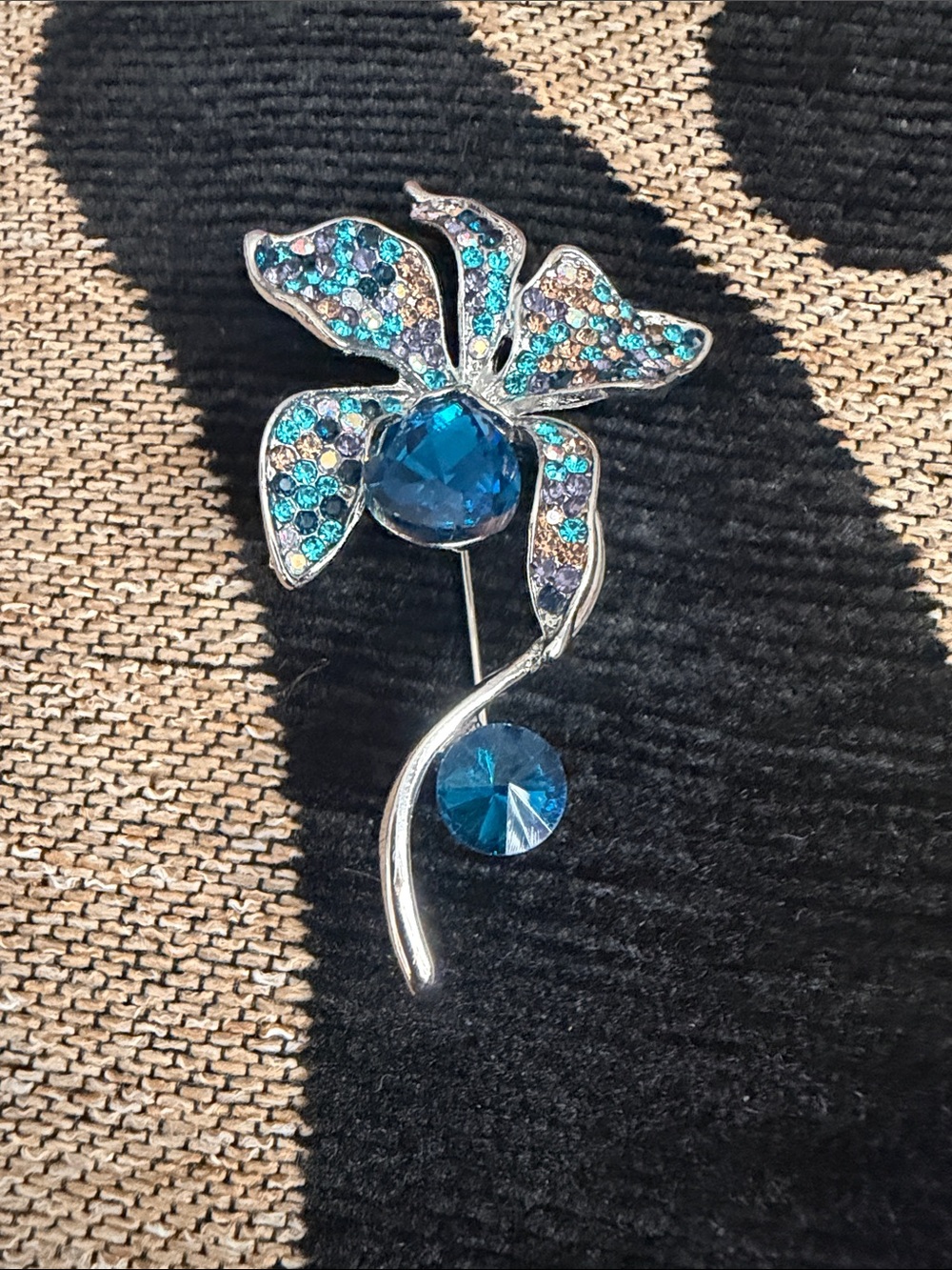 Blue Crystal Flower Brooch Pin - Women Jewelry Vintage Inspired Silvertone New - Picture 4 of 10